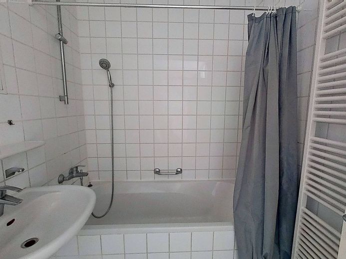 ** Appartamento con 2 locali al piano terra con terrazza soleggiata a Lipsia ** – Ansicht I: Bad