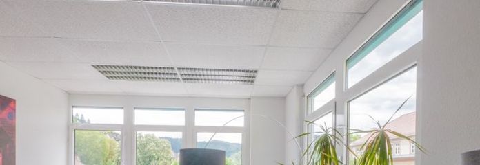 Helle Büroeinheit in modernem Gewerbegebäude zu vermieten!