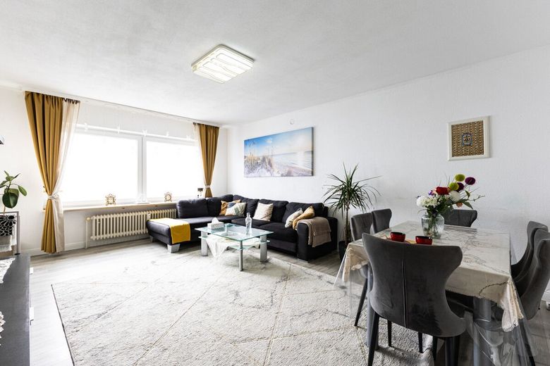 Ihre attraktive und moderne ETW im Herzen von Quickborn - mit Loggia und Tiefgaragenstellplatz – Wohn-Esszimmer