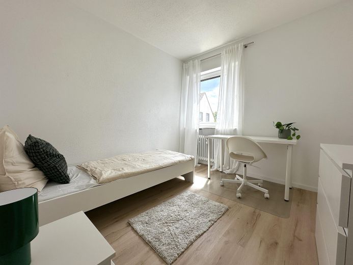 WG-Zimmer in Frankfurt-Bonames - 5er-WG mit 2 Bädern – Zimmer 4 – Arbeitsplatz