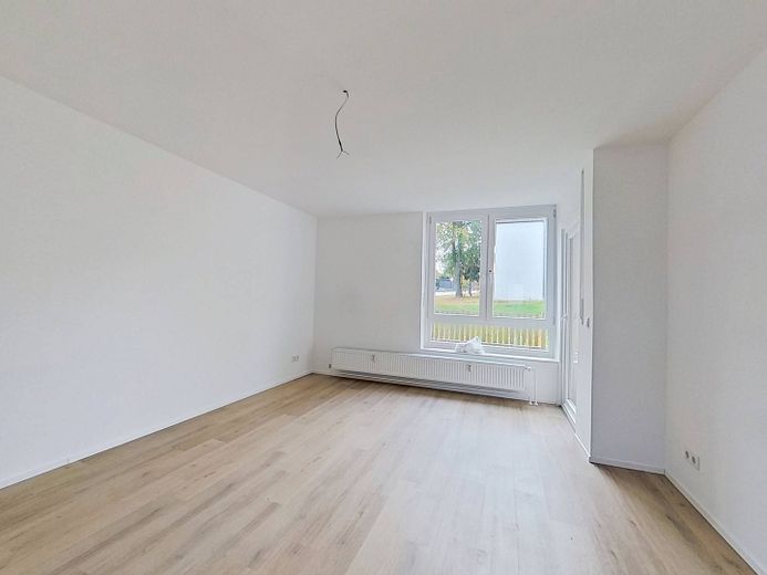 Moderne 4-kamerwoning met TERRASSE en ligbad – Wohn- und Esszimmer