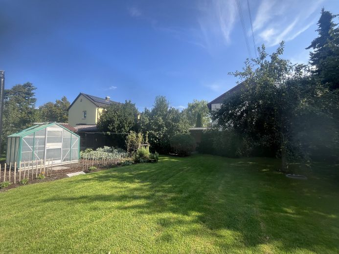 Zweifamilienhaus auf 819 qm Traumgrundstück – Garten - Südseite