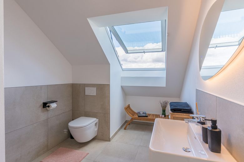 Jasne, designerskie mieszkanie na poddaszu (2 pokoje) z kuchnią BORA, parkietem Lindura i słonecznym balkonem – Badezimmer