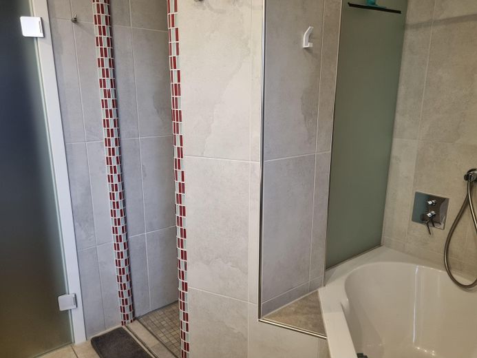 Appartamento di 3,5 locali, terrazza sul tetto di 98 m², veranda, garage doppio – Bad