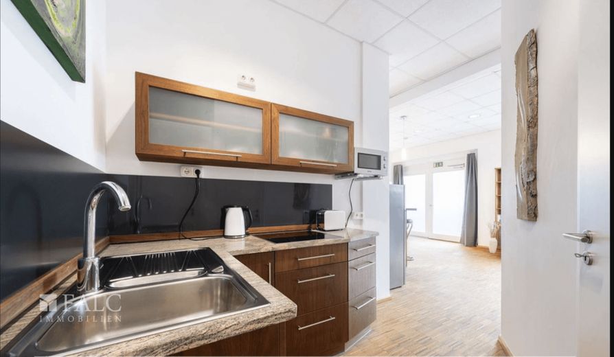 Einziehen und wohlfühlen: Stilvolles, vollmöbliertes 2-Zimmer-Apartment mit TG-Stellplatz im Zentrum von Aichach (Wohnen auf Zeit) – Küche