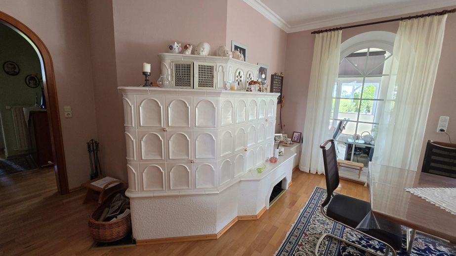 Provisionsfreies, schönes Haus mit Hauptwohnung + 2 Einliegerwohnungen. Mit schönem Garten – Essbereich mit Kachelofen