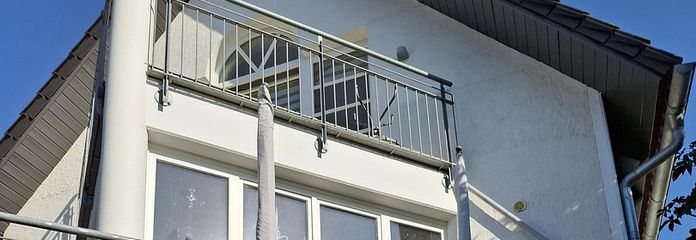 Balkonsteg vor Fensterfront 