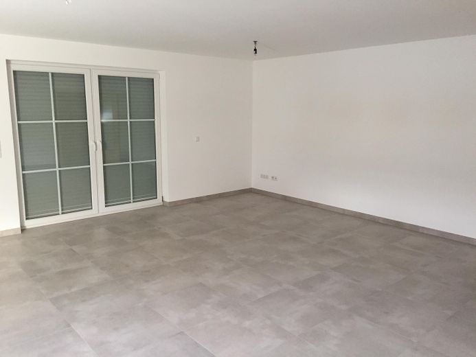 Wohnzimmer mit Balkonzugang