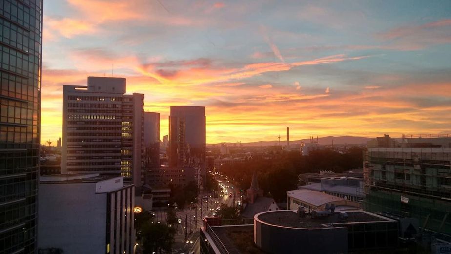 Über den Dächern Offenbachs: Großzügige 3-Zimmer-Wohnung mit zwei Balkonen – provisionsfrei – Panoramablick Sonnenuntergang