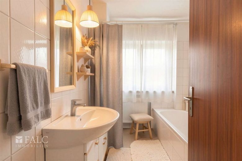 Kapitalanlage oder Zuhause: Helle 3-ZKB mit großer Loggia und Tiefgaragenstellplatz – Bad - so könnte es aussehen