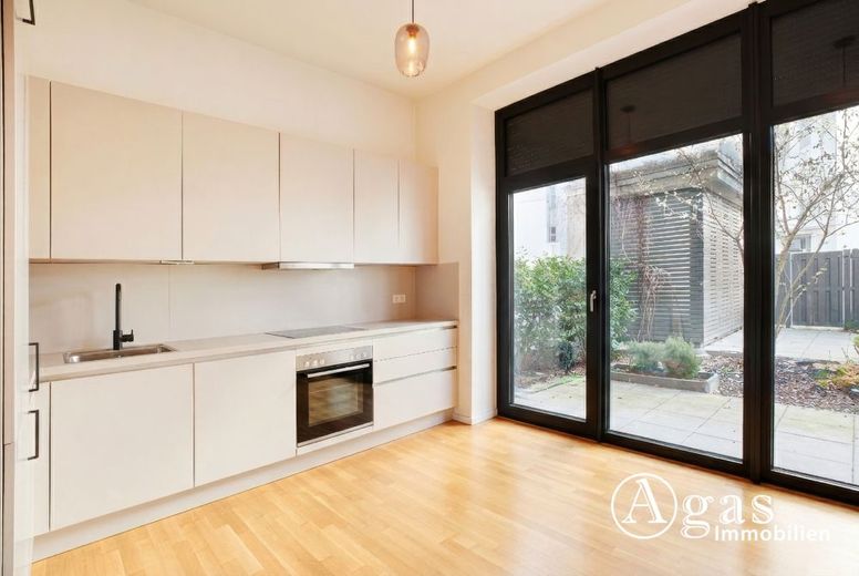 Verde e privato! Townhouse con 5 camere, garage privato e terrazza sul tetto nel cuore di Mitte! – Wohnzimmer mit EBK