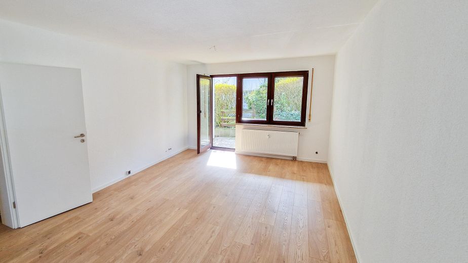 Renovierte 2-Zimmer-Wohnung in Korb mit Garagenstellplatz & Terrasse – Wohnzimmer