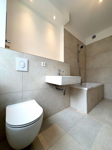 Sofort bezugsfertig und vollständig modernisierte 2 Zimmer Wohnung – Bad