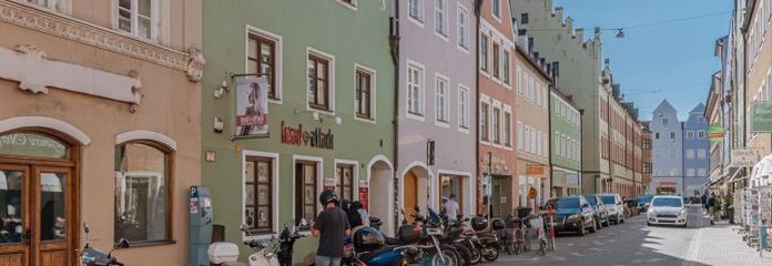 W samym centrum LA – bardzo spokojnie – dwie kondygnacje – ogród – taras na dachu – kuchnia w zabudowie – piec kaflowy – garaż podziemny