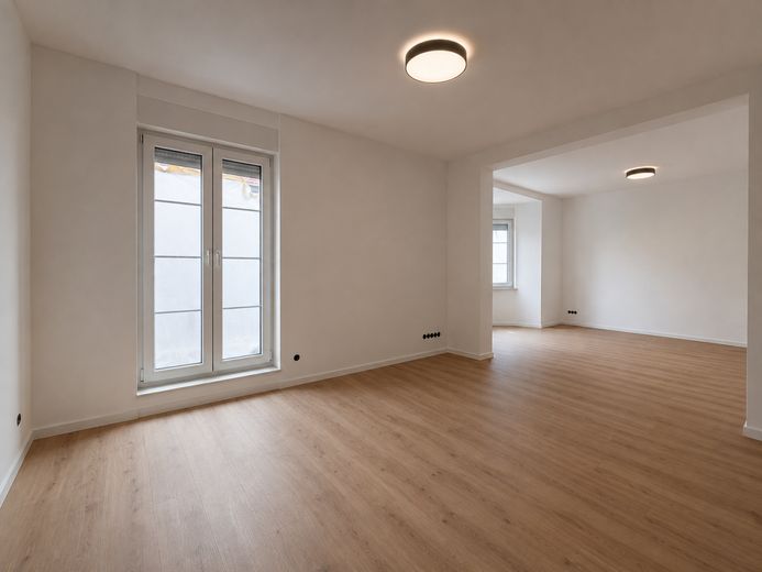 *Charmante DHH stilvoll renov. mit gr. Garten &amp; Garage* – Wohn- Esszimmer