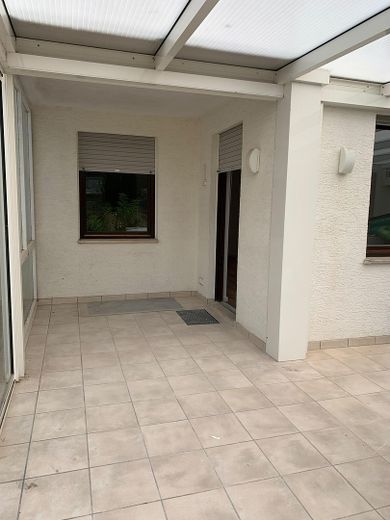 Elegante appartamento di 3 locali ristrutturato con terrazza coperta – Terrasse