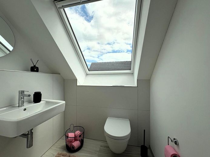 Moderne 4-Zimmer-Dachgeschosswohnung mit Loggia, TG-Stellplatz & Wallbox – Energieklasse A+ – G-WC
