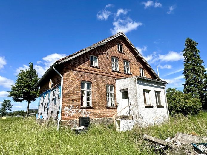 HORN IMMOBILIEN ++ Chausseehaus in Alleinlage bei Friedland – Hausansicht Hofseite