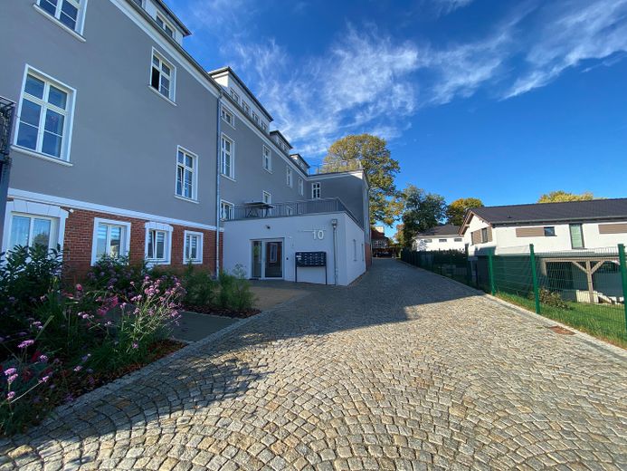 smart single apartment with modern fitted kitchen, ready to move in, right by the Landeskrone, separate parking space available – gepflegter Hauseingang