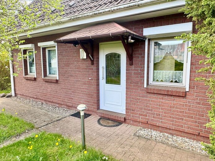 HORN IMMOBILIEN ++ Einfamilienhaus in Warlin bei Neubrandenburg – Eingangsbereich