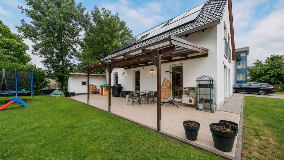 Energieeffizientes Familienhaus in Langenpreising mit großem Grundstück, Doppelgarage und PV-Anlage – Hausansicht