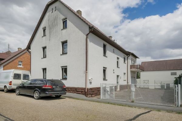 Zweifamilienhaus mit Garten und Süd-Balkon – sanierungsbedürftig mit Potenzial!