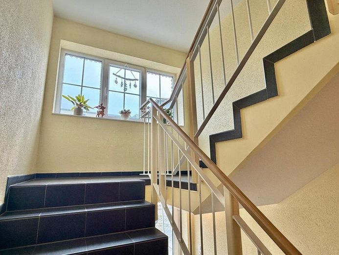 HORN IMMOBILIEN++RESERVIERT! Neubrandenburg, helle 3-Raum Eigentumswohnung mit Balkon, Stellplatz und Einbauküche – Treppenhaus
