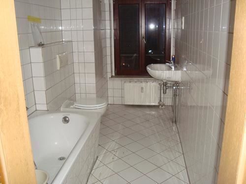 * Großzügige 1-Zimmer mit neuem Laminat und Wannenbad im Zentrum! * – muell26.3ogli_b