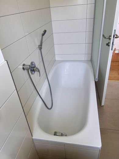 Lichtovergoten maisonette met eigen tuin & twee terrassen op rustige locatie, nabij het bos – Bad mit Badewanne