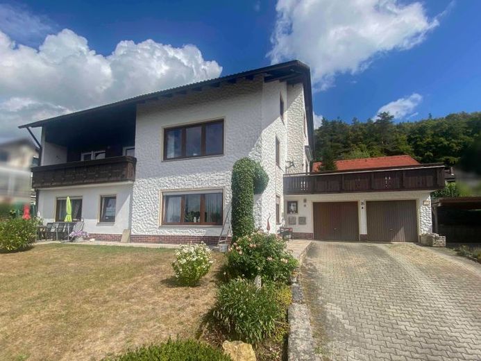 Spazio per generazioni: spaziosa casa trifamiliare con giardino, balcone e terrazza sul tetto – Foto 1