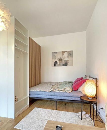 Eerste bewoning na een grondige renovatie – Lichte woning in een oud gebouw in de Samariterkiez | Zonder makelaarskosten – Schlafbereich