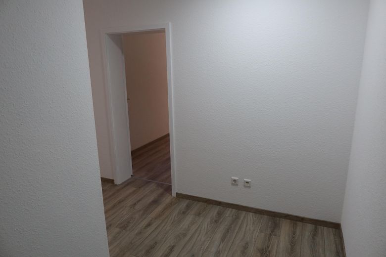 Appartement 3 pièces avec balcon et place de stationnement à Niefern – Flur