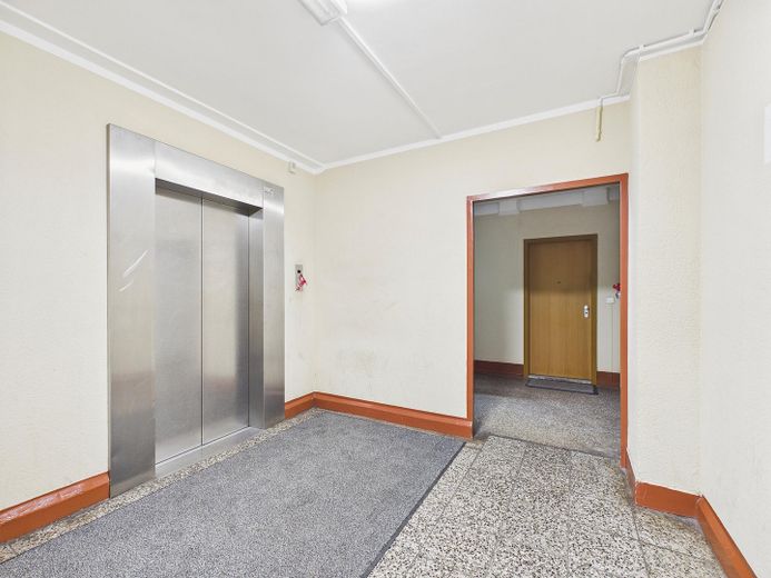 Platz für die ganze Familie- sofort verfügbar – Hausflur/Aufzug