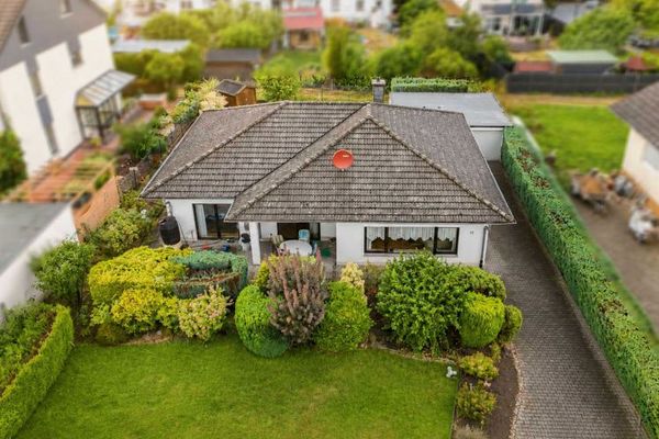 Vivere su un unico livello: Affascinante bungalow con giardino soleggiato e molta privacy
