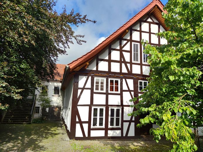 Sin intermediarios: finca con entramado de madera de alrededor de 1720 – aprox. 1.030 m² de superficie habitable/útil, salón, taller, edificio anexo – Fachwerkgiebel, erbaut um 1720