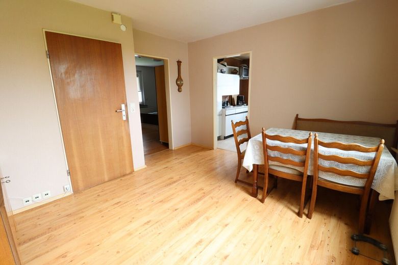 Großes EFH mit PV-Anlage, Kamin, Keller, Garagen und herrlichem Garten ! – Esszimmer EG