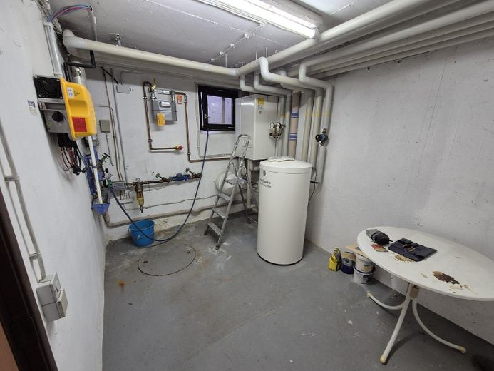 Miejsce dla rodziny – środkowy segment domu szeregowego z ogrodem, balkonem, garażem i instalacją fotowoltaiczną – Heinzungs- Technikraum