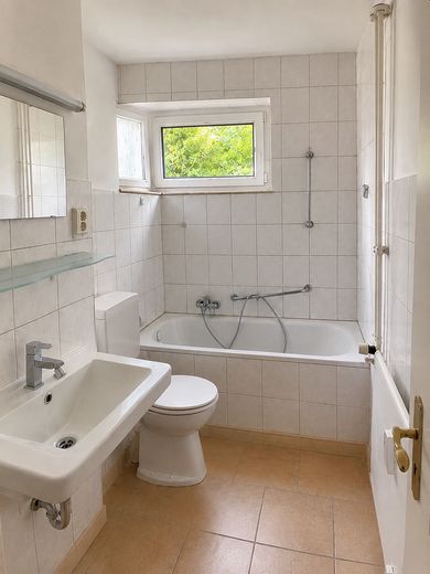 Jobcenter – جوب سنتر – Джобцентер – deine neue Wohnung ist fertig! – Badezimmer