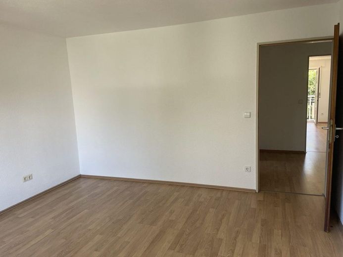 Luminoso appartamento di 3 locali con balcone e posto auto a Karlsruhe-Wolfartsweier – Zimmer mit Laminatboden