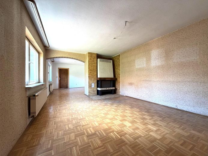 2 tolle Häuser * Neu- und Altbau * in Freisbach – Vorderhaus: Wohnzimmer