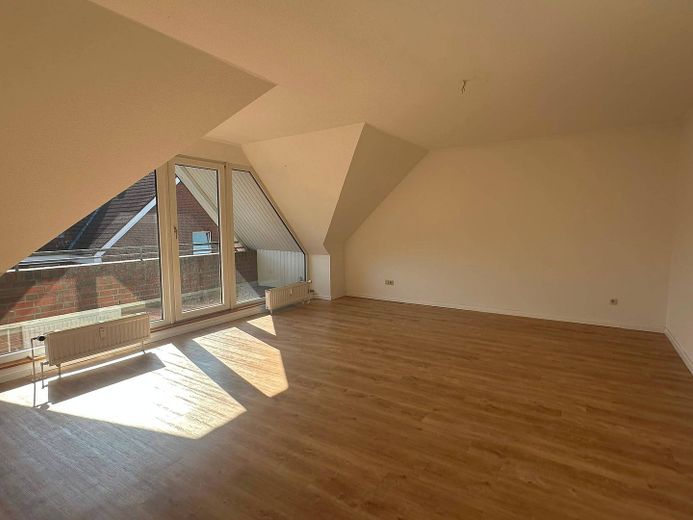 Renovierte 3-Zimmer-Dachgeschosswohnung mit BALKON und EBK – Ansicht I: Wohnzimmer