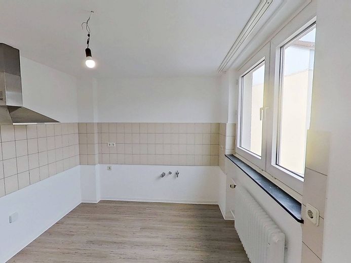 Komfortabel ausgestattete 4-Zimmer-Wohnung mit BALKON – Ansicht I: Küche