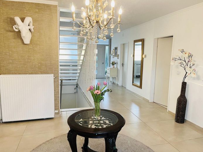 Casa unifamiliare modernizzata con 187 m² di superficie abitabile, 6 locali, garage e giardino, senza intermediario – Flur EG zu Terrasse