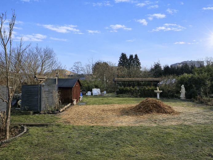 Modernisierte Doppelhaushälfte auf ca. 846 m² Grundstück mit außergewöhnlich niedrigem Erbbauzins – Garten