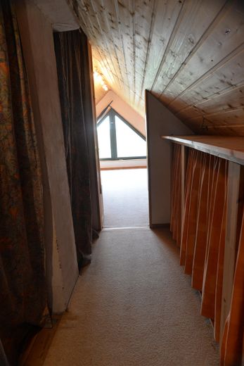 Ökologisch gebautes Holzhaus u. Nebengebäude – Dachboden