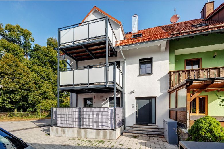 Maisonette-Dachgeschosswohnung mit Galerie & Balkon – kernsaniert 2022, A+ – Hausansicht mit Balkon