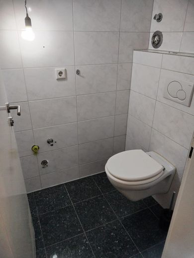 Recent gerenoveerde 2-kamer souterrainwoning direct naast de S-Bahn. Ideaal voor forenzen – Gäste-WC