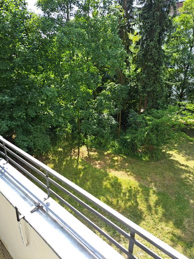 Blick vom Balkon in den Garten