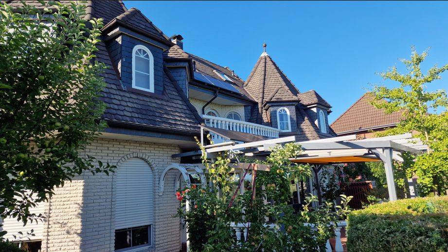 Provisionsfreies, schönes Haus mit Hauptwohnung + 2 Einliegerwohnungen. Mit schönem Garten – 1. Terasse 1