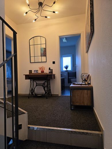 Oberkrämer - interessantes, saniertes & gepflegtes RMH mit Luxusausstattung – Flur 1.OG Schlafzimmer & Bad